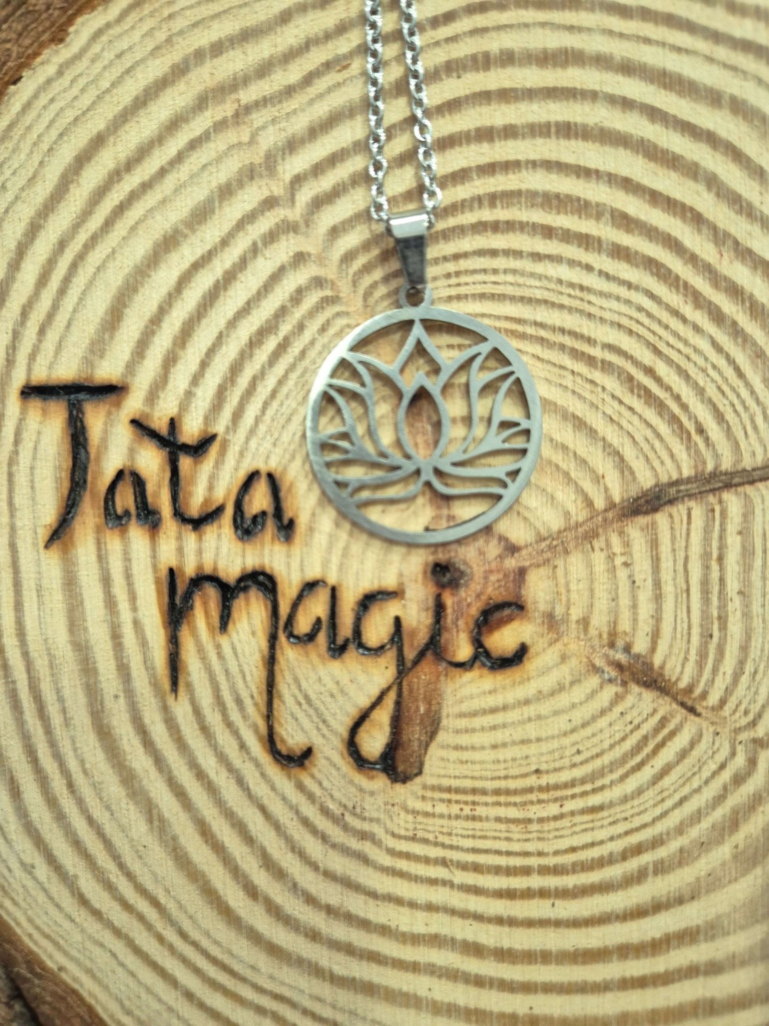 Colgante flor de loto acero Tienda esotérica Málaga - La Tienda de Tata Magic: tienda Esotérica en Málaga